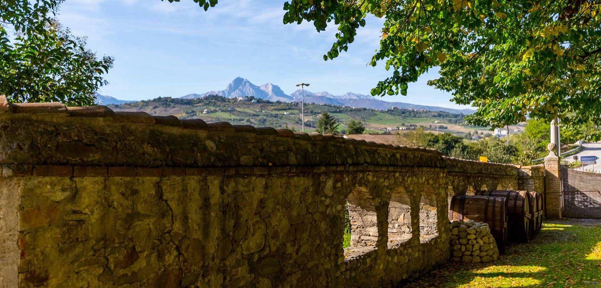 Corte Dei Tini Villa Vomano Luaran gambar